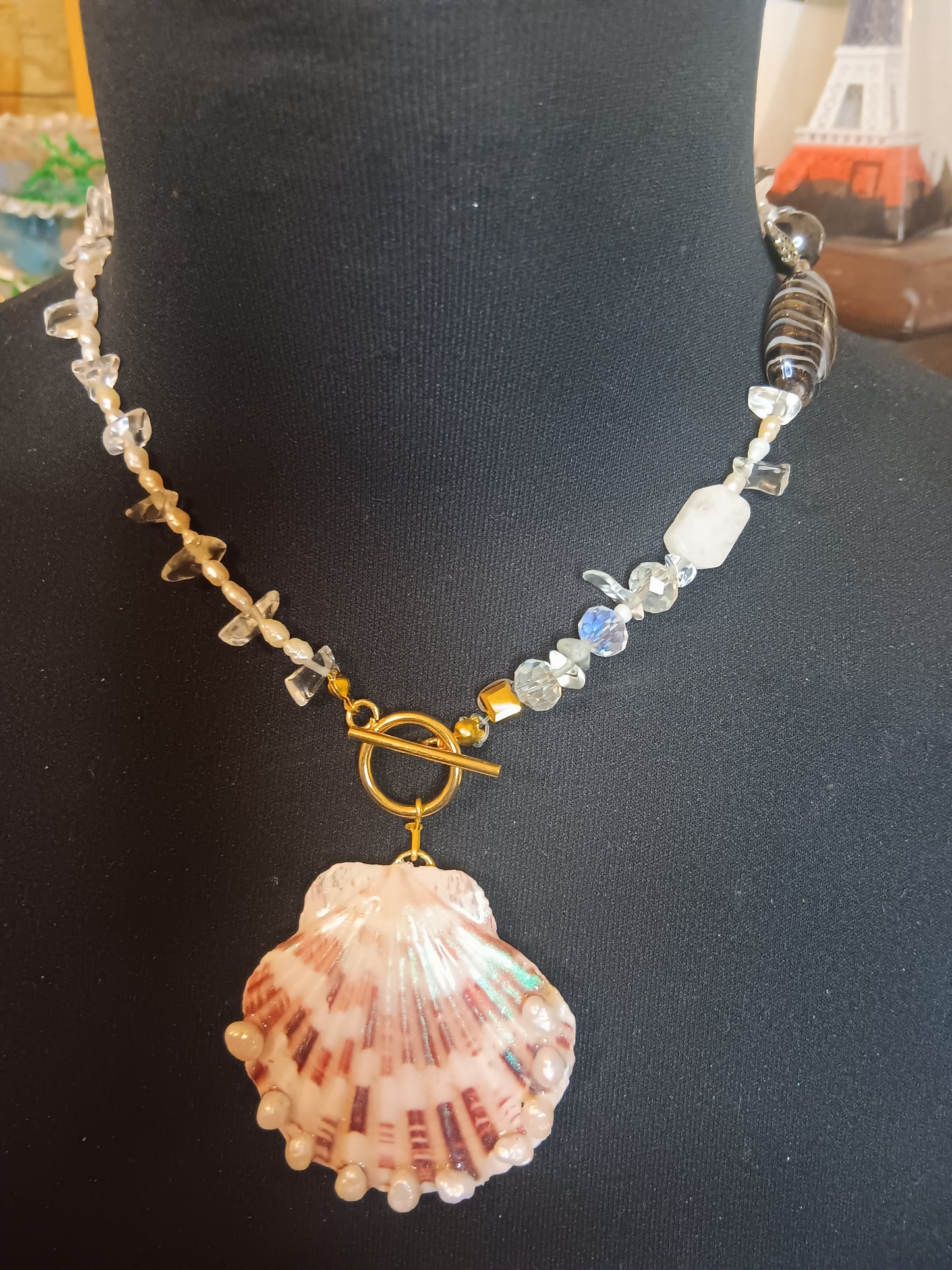 Collana di perla di fiume e conchiglia